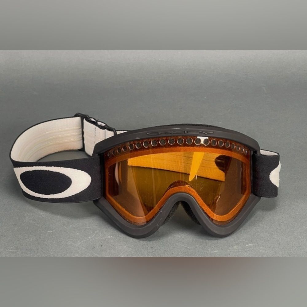 Oakley Black Frame Snowboarding/Ski Goggles with Orange Lens! Perfect condition! - Picture 3 of 7